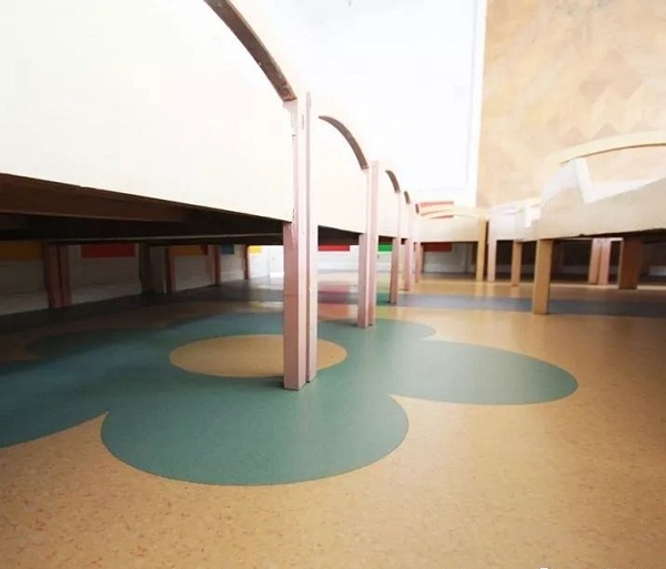 Vinyl roll floor